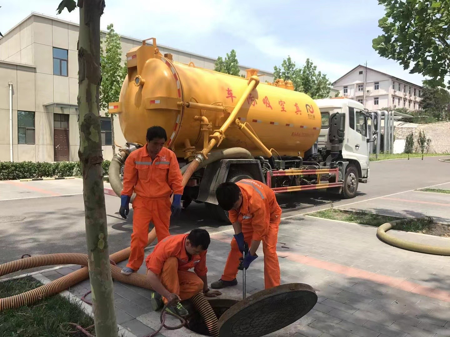 麻山管道疏通车停在窨井附近