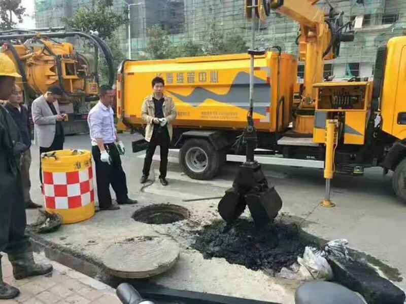 麻山街道：网格员化身“清道夫”，为民解忧疏通“堵心”化粪池