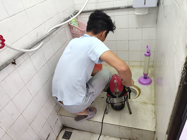 麻山肥皂掉到马桶里把马桶堵住了怎么办？马桶堵住了怎么办