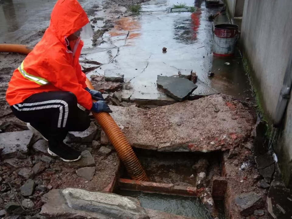 麻山专业清理污水池 炜誉市政以规范流程守护城市 “肠道”